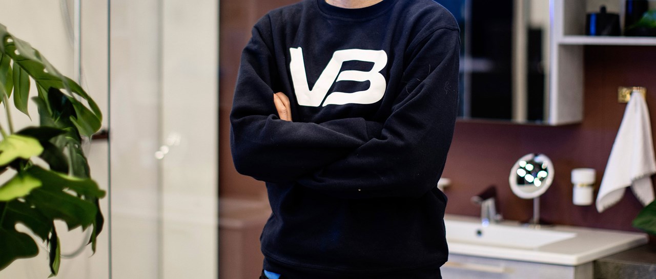VB Rørlegger med armene i kors og VB logo på genseren sin